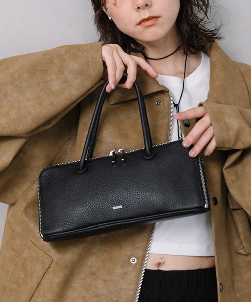 Beau're(ヴュレ)の「【BEAURE】2way カウレザー ワイドボストンバッグ ショルダー付 横長 B-25419(ボストンバッグ・レディース・ブラック/シルバー/ネイビー/ブラウン・FREE)」の5枚目の写真