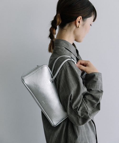 Beau're(ヴュレ)の「【BEAURE】2way カウレザー ワイドボストンバッグ ショルダー付 横長 B-25419(ボストンバッグ・レディース・ブラック/シルバー/ネイビー/ブラウン・FREE)」の22枚目の写真