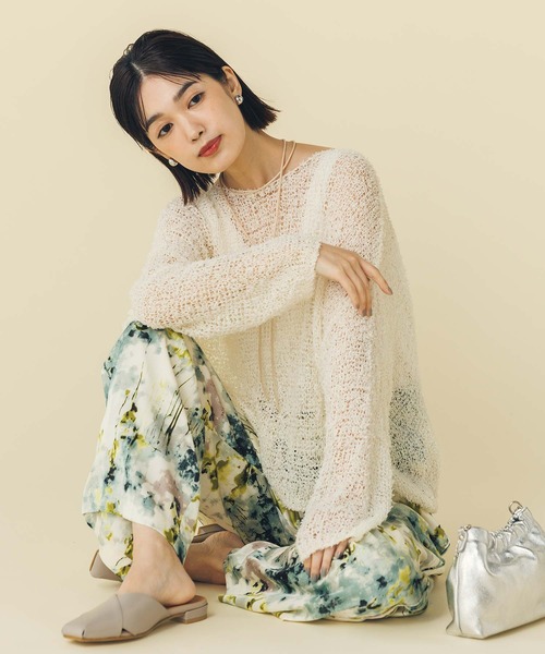 ATELIER BRUGGE（アトリエブルージュ）の「ガラスレザーミュール（パンプス・レディース・ライトグレー系・23.5/24.5）」の2枚目の写真