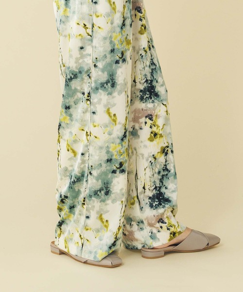 ATELIER BRUGGE（アトリエブルージュ）の「ガラスレザーミュール（パンプス・レディース・ライトグレー系・23.5/24.5）」の4枚目の写真