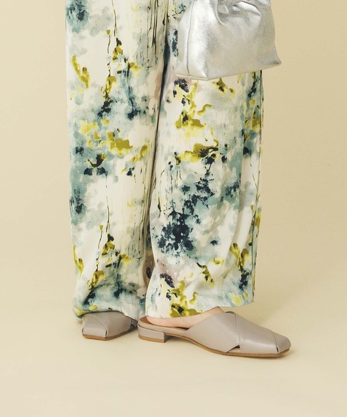 ATELIER BRUGGE（アトリエブルージュ）の「ガラスレザーミュール（パンプス・レディース・ライトグレー系・23.5/24.5）」の5枚目の写真