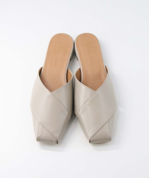 ATELIER BRUGGE（アトリエブルージュ）の「ガラスレザーミュール（パンプス・レディース・ライトグレー系・23.5/24.5）」の8枚目の写真