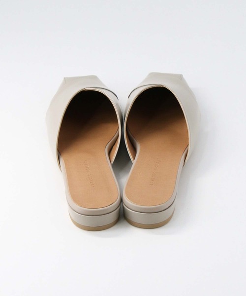 ATELIER BRUGGE（アトリエブルージュ）の「ガラスレザーミュール（パンプス・レディース・ライトグレー系・23.5/24.5）」の10枚目の写真