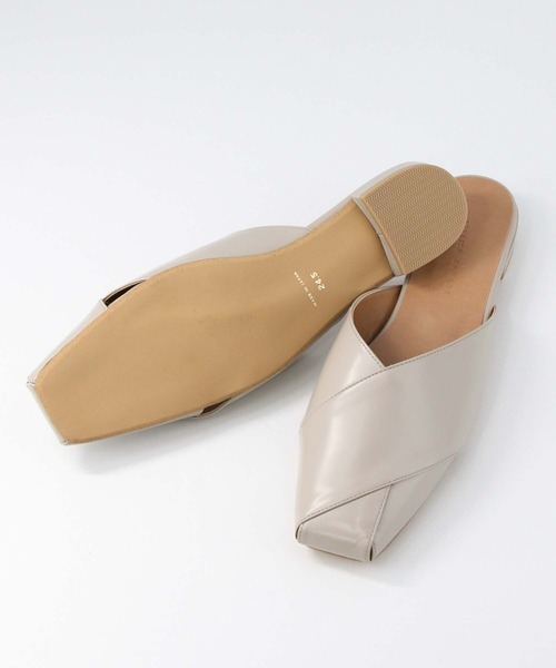 ATELIER BRUGGE（アトリエブルージュ）の「ガラスレザーミュール（パンプス・レディース・ライトグレー系・23.5/24.5）」の11枚目の写真