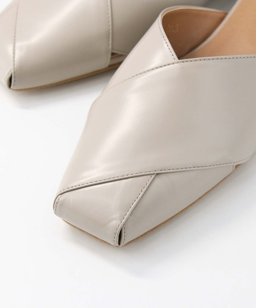 ATELIER BRUGGE（アトリエブルージュ）の「ガラスレザーミュール（パンプス・レディース・ライトグレー系・23.5/24.5）」の12枚目の写真