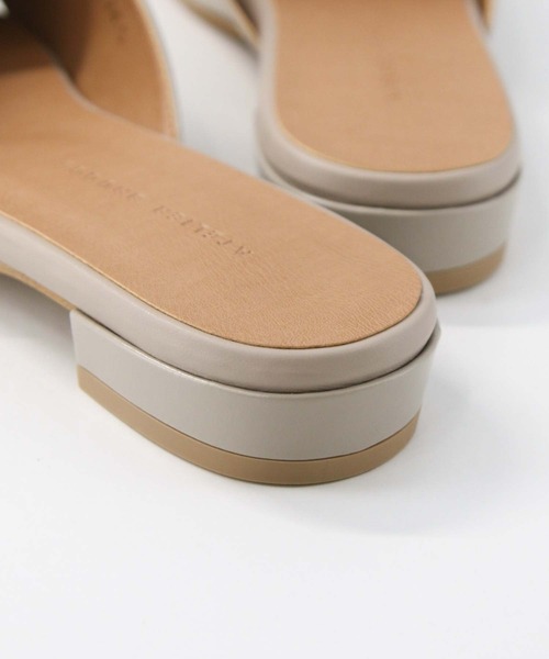 ATELIER BRUGGE（アトリエブルージュ）の「ガラスレザーミュール（パンプス・レディース・ライトグレー系・23.5/24.5）」の13枚目の写真