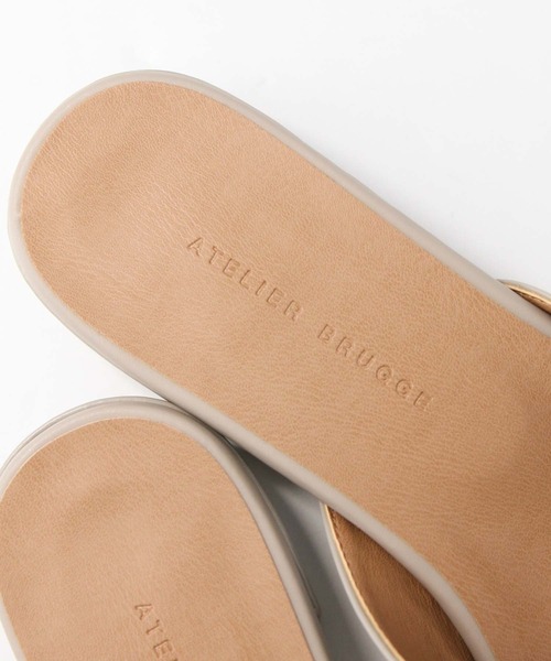 ATELIER BRUGGE（アトリエブルージュ）の「ガラスレザーミュール（パンプス・レディース・ライトグレー系・23.5/24.5）」の14枚目の写真