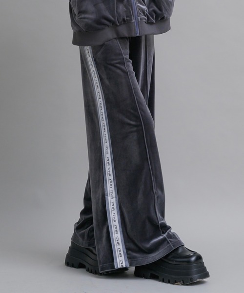 17HR(セブンティーンアワーズ)の「【ユニセックス】ベロアトラックパンツ(セットアップ可)(その他パンツ・レディース・チャコールグレー・MEDIUM/LARGE)」の2枚目の写真