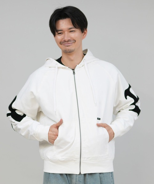 RVCA（ルーカ）の「RVCA/ルーカ WOLDWIDE BK ARCH ZIPHD JK ジャケット BF042-P75（その他アウター・メンズ・ホワイト×ブラック/ブラック×ホワイト・M/L）」の3枚目の写真