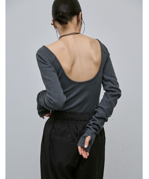 AIC.（エーアイシー）の「再入荷 パッド付バックオープンアームカバーリブトップス（Tシャツ/カットソー・レディース・ダークブラウン/オフホワイト/チャコールグレー/ブラック・FREE）」の3枚目の写真
