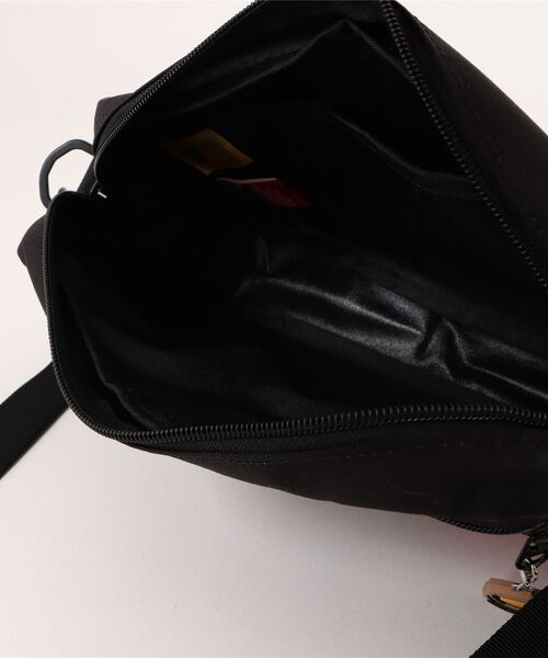 Manhattan Portage(マンハッタンポーテージ)の「Manhattan Portage/マンハッタンポーテージ ショルダーバック "くまのプーさん" JOGGER (L) JPN VER 2 500D CORDURA POOH MP1404L2-500PH(ショルダーバッグ・メンズ・ブラック×レッド・FREE)」の4枚目の写真