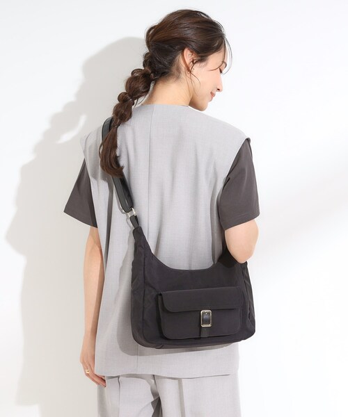 SHOO・LA・RUE（シューラルー）の「【撥水】立体ポケットショルダーバッグ（ショルダーバッグ・レディース・ワインレッド/ブラック/グレー・00）」の2枚目の写真