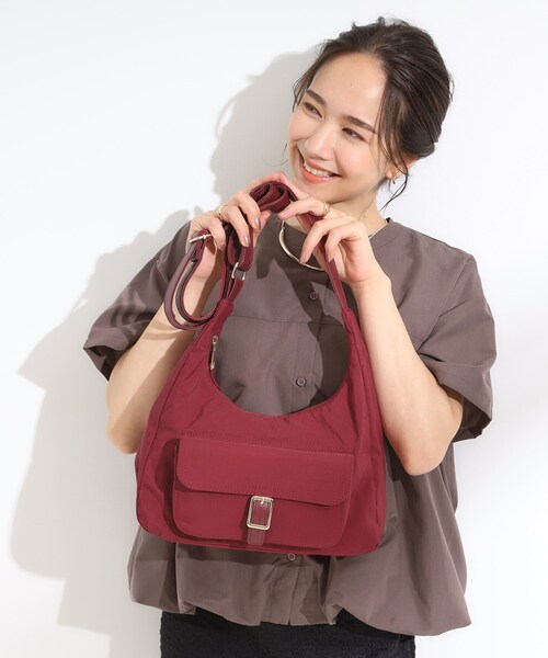 SHOO・LA・RUE（シューラルー）の「【撥水】立体ポケットショルダーバッグ（ショルダーバッグ・レディース・ワインレッド/ブラック/グレー・00）」の3枚目の写真