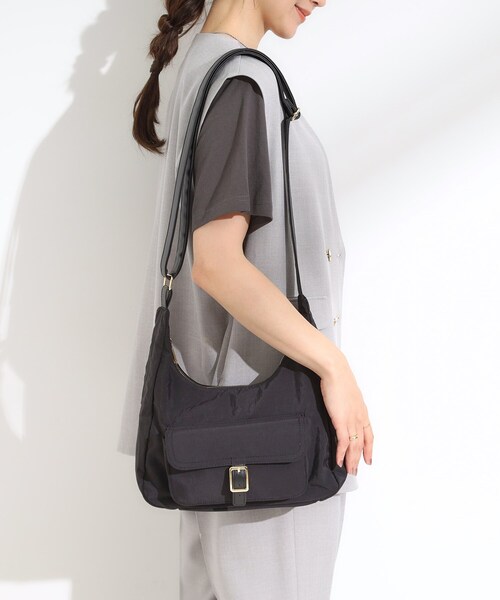 SHOO・LA・RUE（シューラルー）の「【撥水】立体ポケットショルダーバッグ（ショルダーバッグ・レディース・ワインレッド/ブラック/グレー・00）」の6枚目の写真