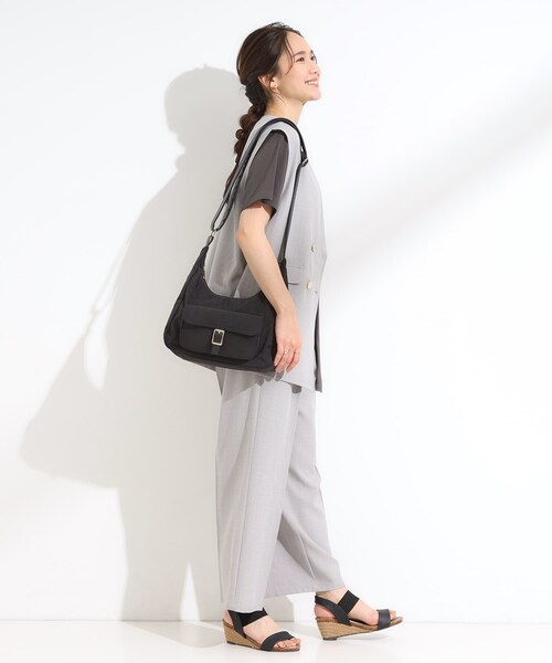 SHOO・LA・RUE（シューラルー）の「【撥水】立体ポケットショルダーバッグ（ショルダーバッグ・レディース・ワインレッド/ブラック/グレー・00）」の7枚目の写真