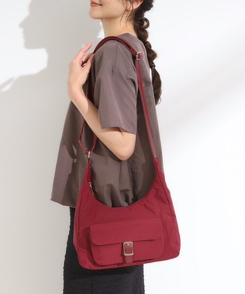 SHOO・LA・RUE（シューラルー）の「【撥水】立体ポケットショルダーバッグ（ショルダーバッグ・レディース・ワインレッド/ブラック/グレー・00）」の8枚目の写真
