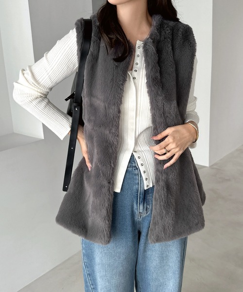 andme（アンドミー）の「ノーカラーペプラムファーベスト（ベスト）」 - WEAR オリーブグレー系ファーベストノースリーブ