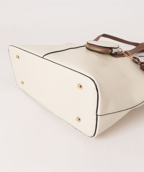 florist（フローリスト）の「【ポーチチャーム付・A4収納可】レザーライクバイカラートートバッグ/ビジネスバッグ（ビジネスバッグ・レディース・オフホワイト/ブラック/モカ/キャメル・FREE）」の9枚目の写真