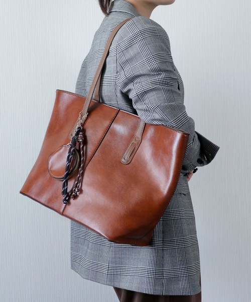 florist（フローリスト）の「【ポーチチャーム付・A4収納可】レザーライクバイカラートートバッグ/ビジネスバッグ（ビジネスバッグ・レディース・オフホワイト/ブラック/モカ/キャメル・FREE）」の4枚目の写真