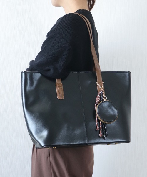 florist（フローリスト）の「【ポーチチャーム付・A4収納可】レザーライクバイカラートートバッグ/ビジネスバッグ（ビジネスバッグ・レディース・オフホワイト/ブラック/モカ/キャメル・FREE）」の17枚目の写真