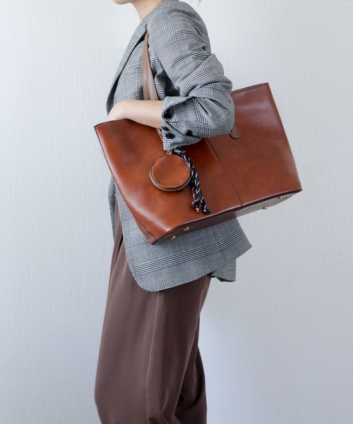 florist（フローリスト）の「【ポーチチャーム付・A4収納可】レザーライクバイカラートートバッグ/ビジネスバッグ（ビジネスバッグ・レディース・オフホワイト/ブラック/モカ/キャメル・FREE）」の18枚目の写真