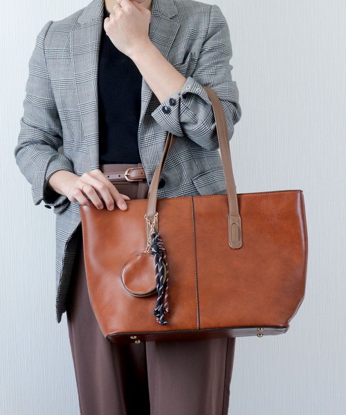 florist（フローリスト）の「【ポーチチャーム付・A4収納可】レザーライクバイカラートートバッグ/ビジネスバッグ（ビジネスバッグ・レディース・オフホワイト/ブラック/モカ/キャメル・FREE）」の19枚目の写真