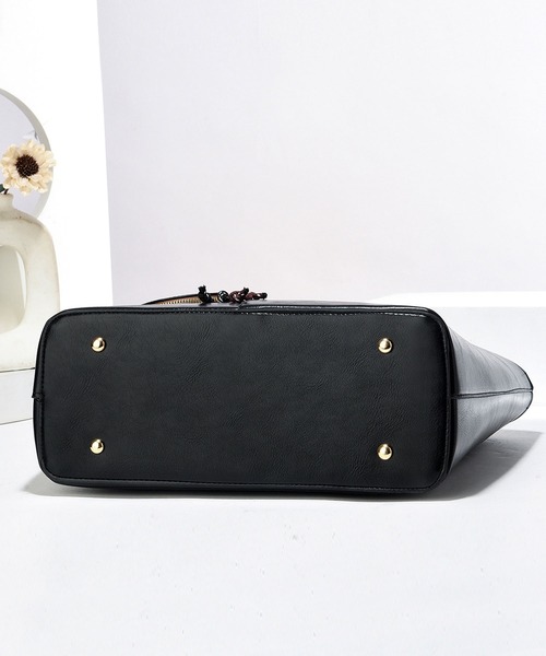 florist（フローリスト）の「【ポーチチャーム付・A4収納可】レザーライクバイカラートートバッグ/ビジネスバッグ（ビジネスバッグ・レディース・オフホワイト/ブラック/モカ/キャメル・FREE）」の6枚目の写真