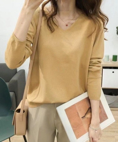 Beststore（ベストストア）の「【12色展開】”しっとりニットソー”　長袖　Vネックニットプルオーバー（ニット/セーター・レディース・ダークグリーン/レッド/ブラック/ベージュ/キャメル/ネイビー/イエロー/ライトベージュ/ライトピンク/ホワイト/グレー/ブラウン・FREE）」の10枚目の写真