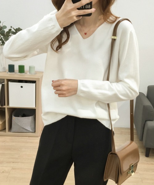 Beststore（ベストストア）の「【12色展開】”しっとりニットソー”　長袖　Vネックニットプルオーバー（ニット/セーター・レディース・ダークグリーン/レッド/ブラック/ベージュ/キャメル/ネイビー/イエロー/ライトベージュ/ライトピンク/ホワイト/グレー/ブラウン・FREE）」の2枚目の写真