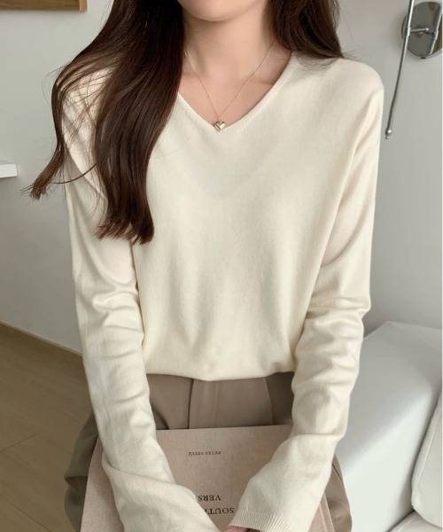 Beststore（ベストストア）の「【12色展開】”しっとりニットソー”　長袖　Vネックニットプルオーバー（ニット/セーター・レディース・ダークグリーン/レッド/ブラック/ベージュ/キャメル/ネイビー/イエロー/ライトベージュ/ライトピンク/ホワイト/グレー/ブラウン・FREE）」の6枚目の写真