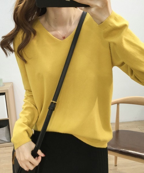 Beststore（ベストストア）の「【12色展開】”しっとりニットソー”　長袖　Vネックニットプルオーバー（ニット/セーター・レディース・ダークグリーン/レッド/ブラック/ベージュ/キャメル/ネイビー/イエロー/ライトベージュ/ライトピンク/ホワイト/グレー/ブラウン・FREE）」の9枚目の写真