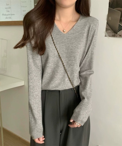 Beststore（ベストストア）の「【12色展開】”しっとりニットソー”　長袖　Vネックニットプルオーバー（ニット/セーター・レディース・ダークグリーン/レッド/ブラック/ベージュ/キャメル/ネイビー/イエロー/ライトベージュ/ライトピンク/ホワイト/グレー/ブラウン・FREE）」の14枚目の写真