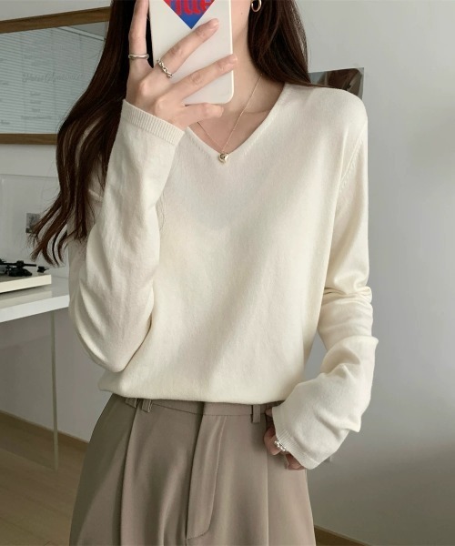 Beststore（ベストストア）の「【12色展開】”しっとりニットソー”　長袖　Vネックニットプルオーバー（ニット/セーター・レディース・ダークグリーン/レッド/ブラック/ベージュ/キャメル/ネイビー/イエロー/ライトベージュ/ライトピンク/ホワイト/グレー/ブラウン・FREE）」の22枚目の写真