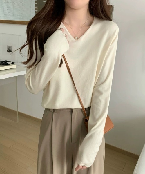 Beststore（ベストストア）の「【12色展開】”しっとりニットソー”　長袖　Vネックニットプルオーバー（ニット/セーター・レディース・ダークグリーン/レッド/ブラック/ベージュ/キャメル/ネイビー/イエロー/ライトベージュ/ライトピンク/ホワイト/グレー/ブラウン・FREE）」の21枚目の写真