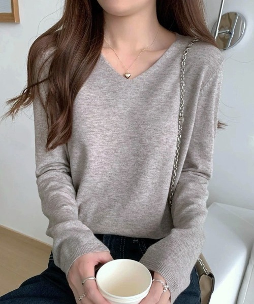 Beststore（ベストストア）の「【12色展開】”しっとりニットソー”　長袖　Vネックニットプルオーバー（ニット/セーター・レディース・ダークグリーン/レッド/ブラック/ベージュ/キャメル/ネイビー/イエロー/ライトベージュ/ライトピンク/ホワイト/グレー/ブラウン・FREE）」の15枚目の写真