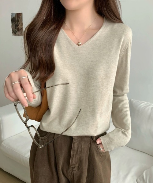 Beststore（ベストストア）の「【12色展開】”しっとりニットソー”　長袖　Vネックニットプルオーバー（ニット/セーター・レディース・ダークグリーン/レッド/ブラック/ベージュ/キャメル/ネイビー/イエロー/ライトベージュ/ライトピンク/ホワイト/グレー/ブラウン・FREE）」の16枚目の写真