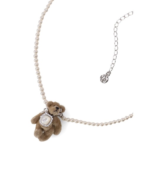 YVMIN(イヴミン)の「SQUARE STONE PLUSH BEAR PEARL NECKLACE(ネックレス・レディース・ホワイト・OS)」の3枚目の写真