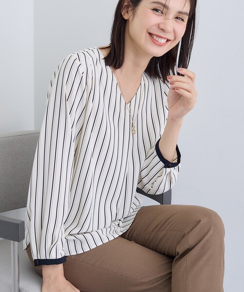 INDIVI(インディヴィ)の「【通勤/イージーケア】Vネック ジョーゼットブラウス(シャツ/ブラウス・レディース・ホワイト/ホワイト系3・05/13/15 /19/36/38/40/03)」の1枚目の写真