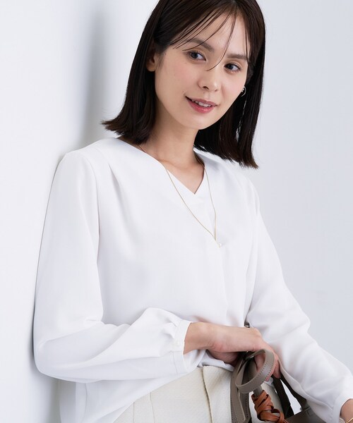 INDIVI(インディヴィ)の「【通勤/イージーケア】Vネック ジョーゼットブラウス(シャツ/ブラウス・レディース・ホワイト/ホワイト系3・05/13/15 /19/36/38/40/03)」の2枚目の写真