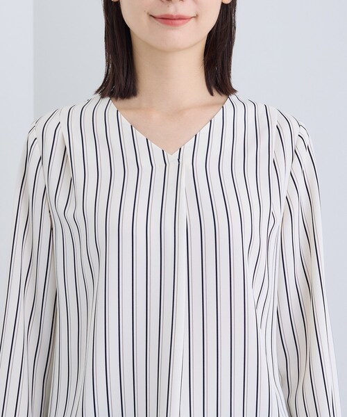 INDIVI(インディヴィ)の「【通勤/イージーケア】Vネック ジョーゼットブラウス(シャツ/ブラウス・レディース・ホワイト/ホワイト系3・05/13/15 /19/36/38/40/03)」の11枚目の写真