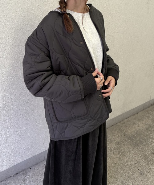 ikka（イッカ）の「【雑誌InRed12月号掲載】キルトファーリバーシブルブルゾン【2WAY／親子コーデ】（ブルゾン・レディース・ベージュ/ブルー/ブラック/カーキ・L/M/S）」の2枚目の写真