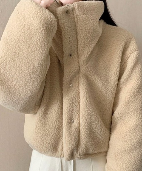 Maison Calme（メゾンカルム）の「【リバーシブル】ショート丈中綿ボアジャケット　軽量（ダウンジャケット/コート・レディース・ブラック/ホワイト/ベージュ/グレー・M/L）」の4枚目の写真