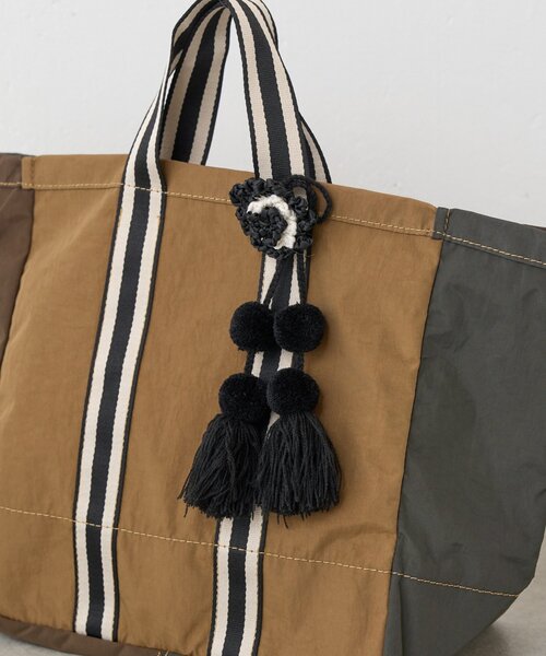 BEARDSLEY（ビアズリー）の「《FRIPIER》チャーム付きクレイジートート（トートバッグ・レディース・キャメル/ブラック・FREE）」の5枚目の写真