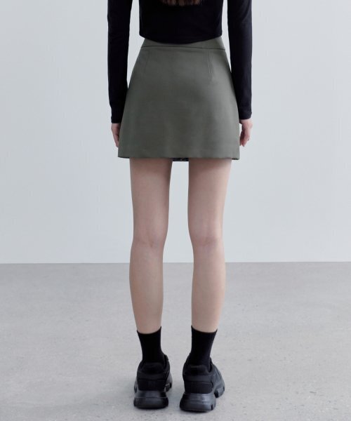 MUSINSA STANDARD WOMAN（ムシンサスタンダードウーマン）の「ウィメンズスリットミニスコート[ライトカーキ]（スカート・レディース・その他・SMALL/MEDIUM/LARGE/X-SMALL）」の4枚目の写真
