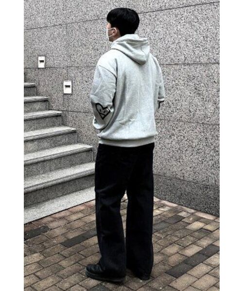 GRAVER（グレーバー）の「[ユニセックス]エルボースプレーハートスマイルフードパーカー_グレー（パーカー・レディース・グレー・MEDIUM/LARGE/SMALL）」の5枚目の写真