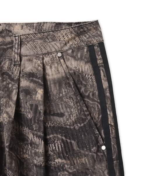 adidas(アディダス)の「adidas ADILENIUM 5.0 CARGO SHORTS / アディダス アディレニウム シーズン 5 AOP カーゴ ショーツ(カーゴパンツ・メンズ・マルチ・36inch/34inch/32inch/30inch/26inch/25inch/24inch)」の3枚目の写真