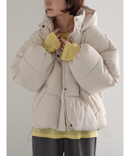 Samansa Mos2（サマンサ モスモス）の「【ZOZO限定】スタンドフードフェイクダウン（ブルゾン・レディース・ブラック/キナリ・F）」の2枚目の写真