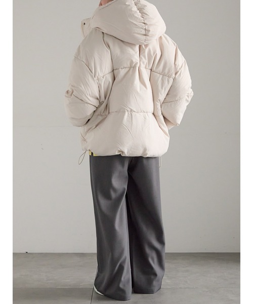 Samansa Mos2（サマンサ モスモス）の「【ZOZO限定】スタンドフードフェイクダウン（ブルゾン・レディース・ブラック/キナリ・F）」の8枚目の写真