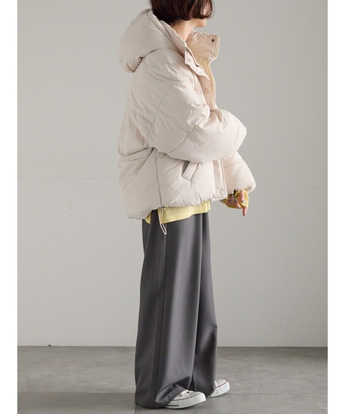 Samansa Mos2（サマンサ モスモス）の「【ZOZO限定】スタンドフードフェイクダウン（ブルゾン・レディース・ブラック/キナリ・F）」の9枚目の写真