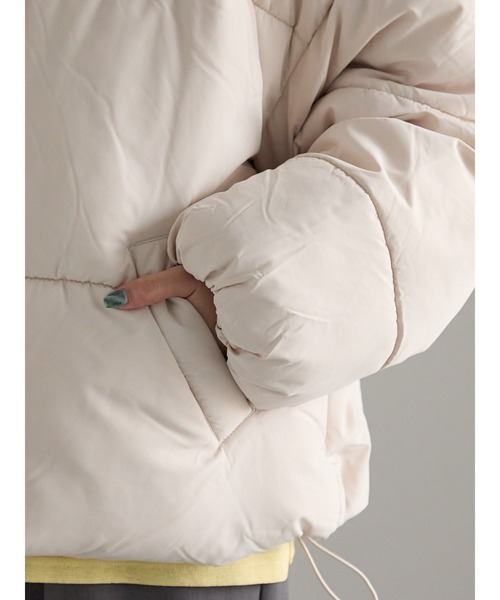 Samansa Mos2（サマンサ モスモス）の「【ZOZO限定】スタンドフードフェイクダウン（ブルゾン・レディース・ブラック/キナリ・F）」の16枚目の写真